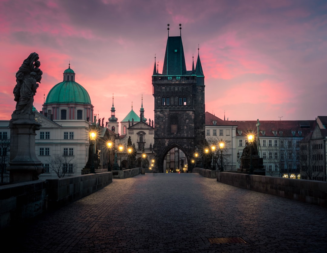 découvrez prague, la capitale tchèque au charme envoûtant : histoire, architecture gothique et baroque, ponts romantiques et ruelles pittoresques vous attendent pour un séjour inoubliable.