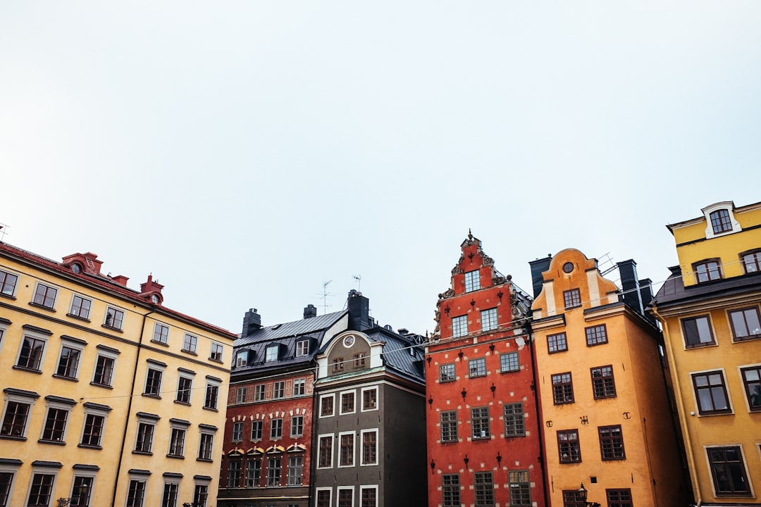 découvrez stockholm, la capitale de la suède, réputée pour ses magnifiques archipels, ses sites historiques, sa gastronomie scandinave et sa qualité de vie exceptionnelle. préparez votre escapade nordique dans cette ville dynamique et innovante !