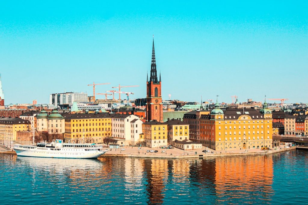 découvrez stockholm, la capitale de la suède : une ville dynamique alliant histoire, design moderne et nature. explorez ses musées, ses îles, et profitez d'une expérience nordique unique.