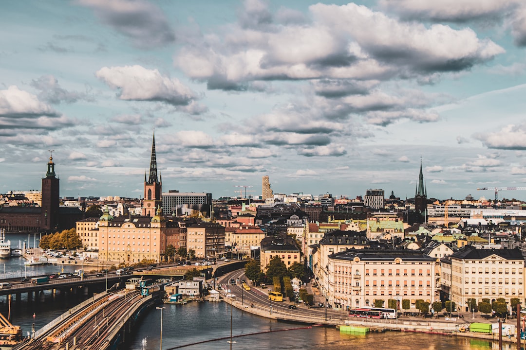 découvrez stockholm, la capitale de la suède : profitez de ses îles pittoresques, de son riche patrimoine culturel, de sa cuisine nordique et de ses attractions modernes. préparez votre séjour au cœur de la scandinavie !
