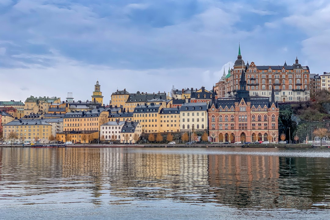 découvrez stockholm, la capitale de la suède, célèbre pour ses canaux, son architecture historique et sa vie culturelle dynamique. explorez ses musées, ses quartiers pittoresques et profitez d'une ambiance unique entre tradition et modernité.