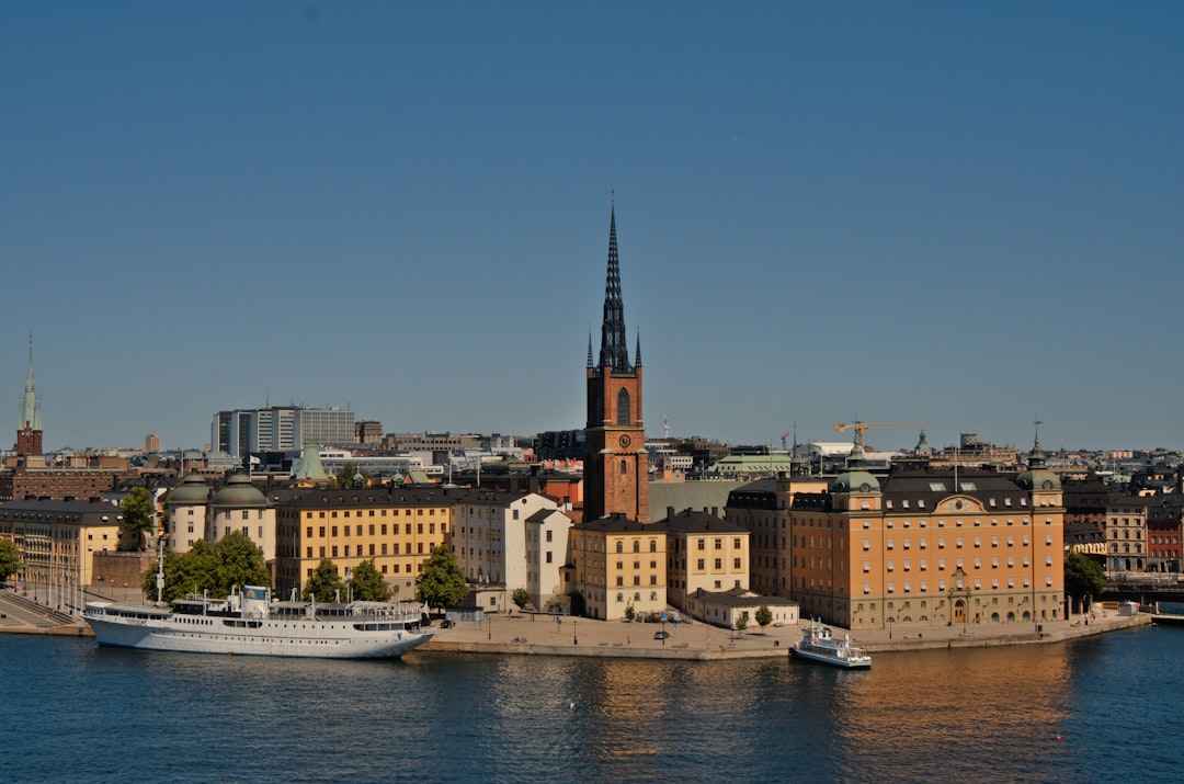 découvrez stockholm, la capitale de la suède, célèbre pour ses îles, son architecture scandinave unique et ses musées fascinants. explorez une ville dynamique mêlant nature, histoire et innovation.