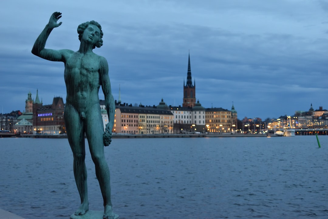 découvrez stockholm, la splendide capitale de la suède, célèbre pour ses îles pittoresques, son histoire fascinante et son ambiance scandinave unique. préparez votre visite et explorez ses incontournables !