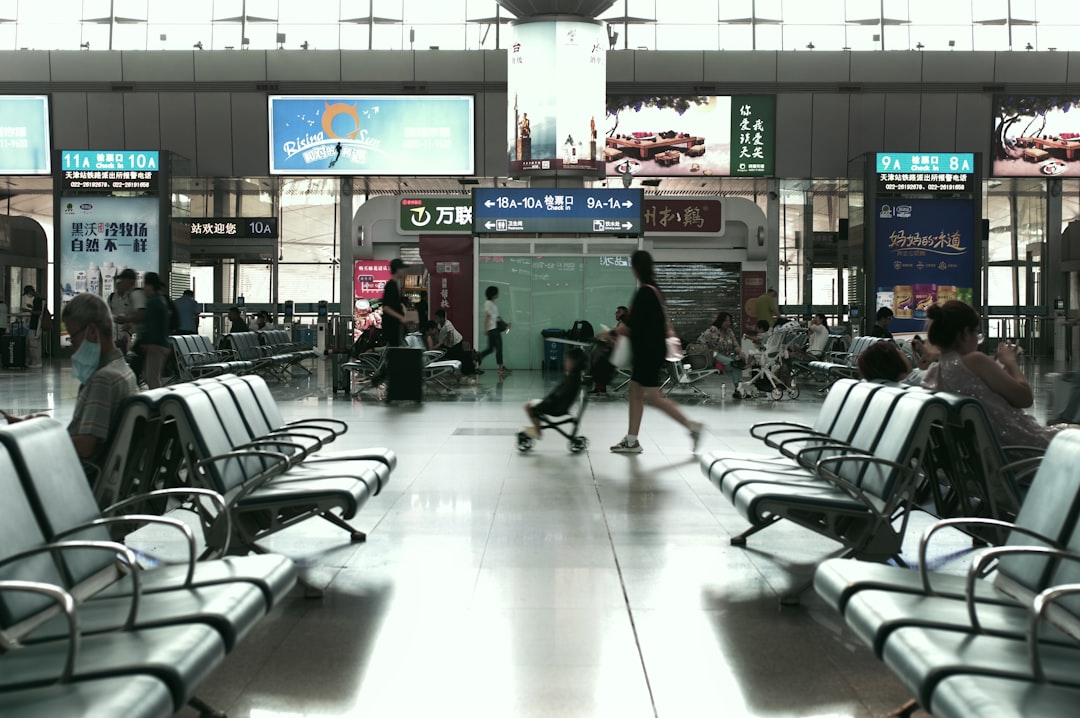 réservez votre transfert aéroport rapide et confortable. service fiable, chauffeurs ponctuels, tarifs attractifs. voyagez sereinement vers ou depuis l'aéroport.
