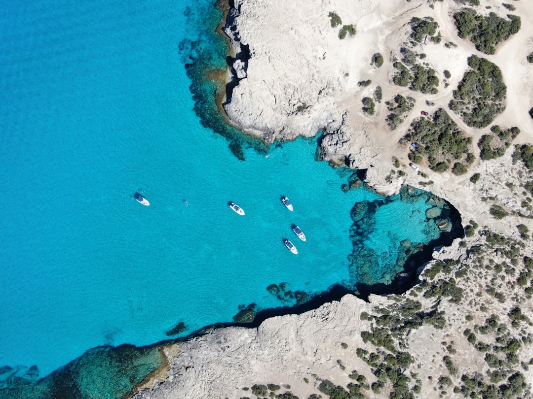 découvrez chypre, une île méditerranéenne riche en histoire, plages paradisiaques et traditions uniques. explorez ses sites antiques, sa culture chaleureuse et ses paysages époustouflants pour des vacances inoubliables.