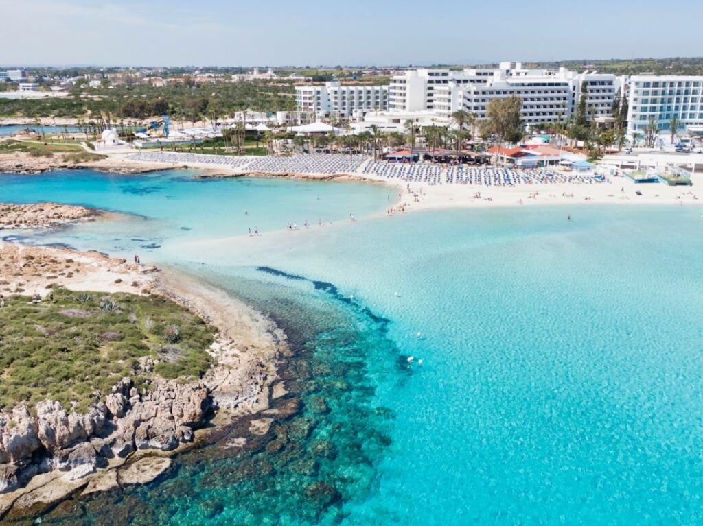 découvrez chypre, une île méditerranéenne aux plages magnifiques, à l’histoire riche et aux paysages variés. profitez de ses sites antiques, de sa culture authentique et de son climat ensoleillé toute l’année.