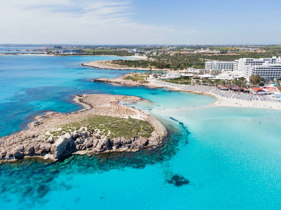 découvrez chypre, une île méditerranéenne fascinante connue pour ses plages idylliques, son patrimoine historique riche et sa cuisine savoureuse. partez à la découverte de ses paysages pittoresques et de ses cultures uniques.