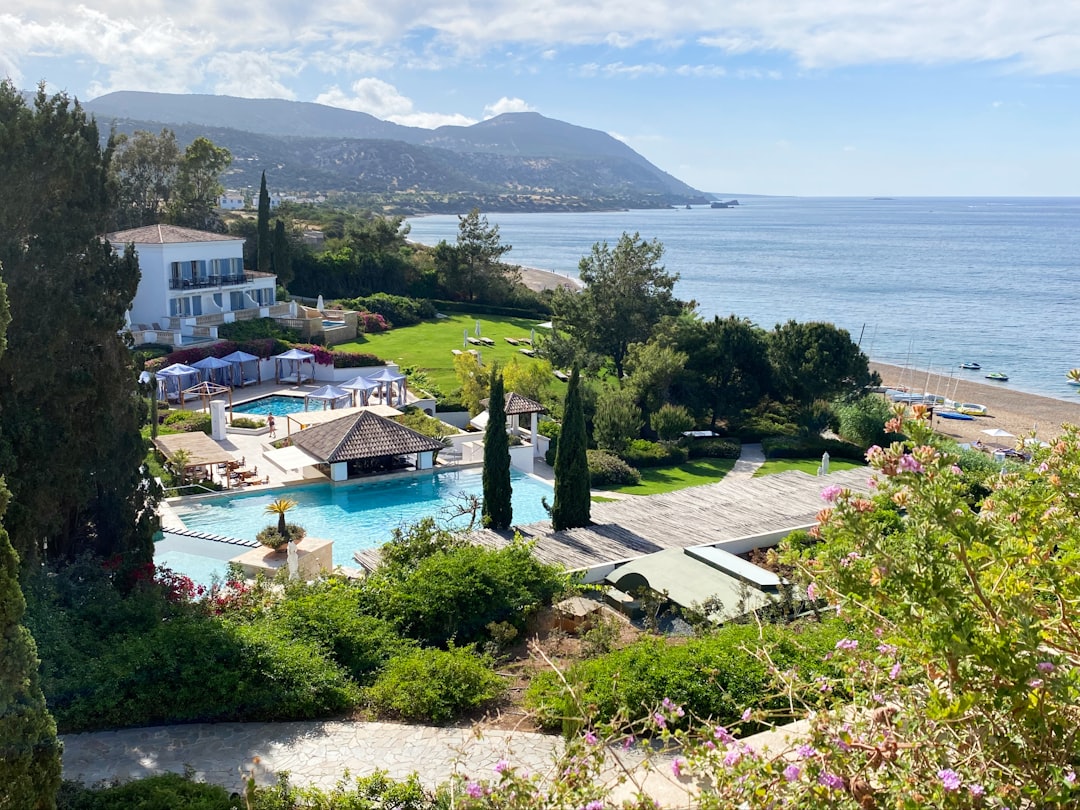 découvrez chypre, une île méditerranéenne alliant plages idylliques, histoire fascinante et gastronomie savoureuse. explorez ses sites antiques, ses villages pittoresques et vivez une expérience unique au cœur de la méditerranée.