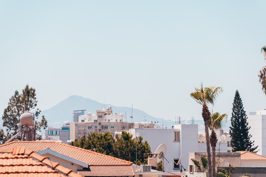 découvrez chypre, une île méditerranéenne aux plages magnifiques, à l’histoire fascinante et à la culture unique. parfait pour des vacances ensoleillées ou une exploration riche en découvertes.