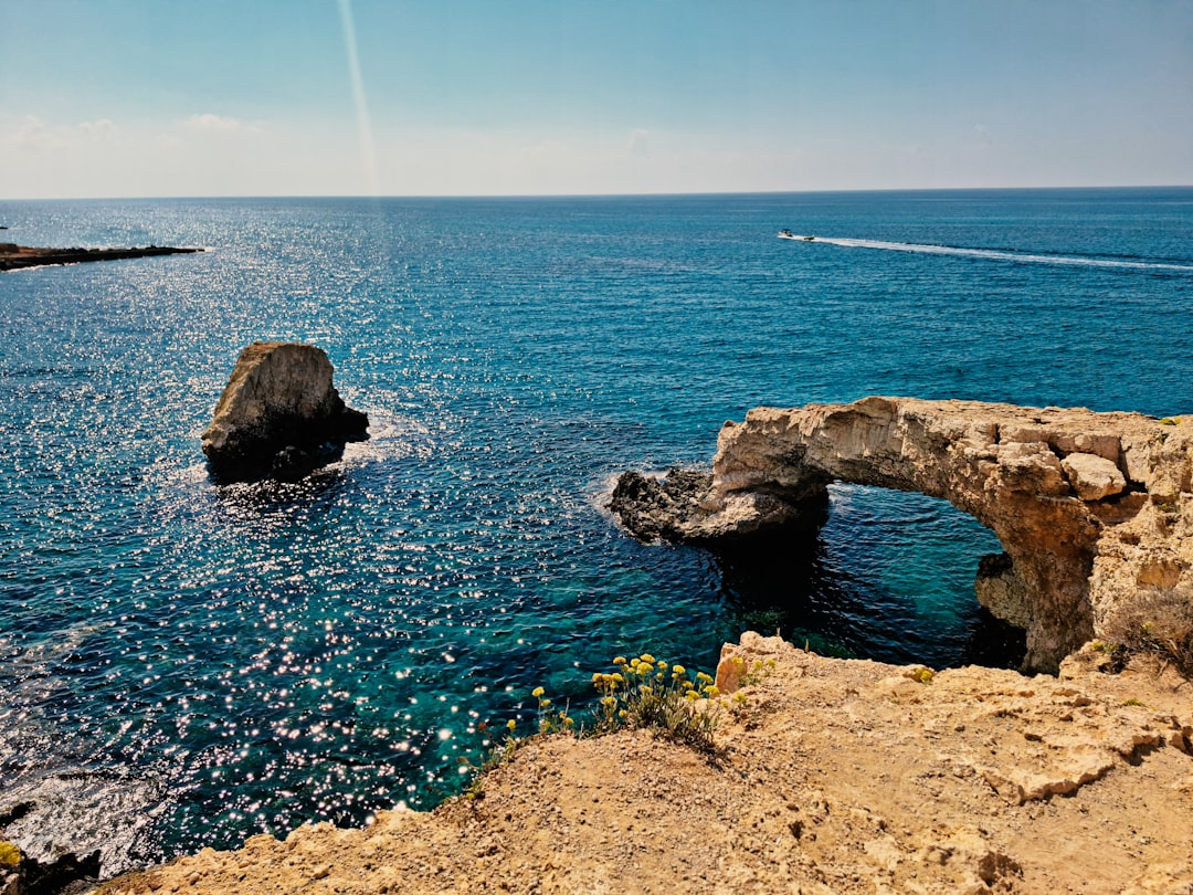 découvrez chypre, une île méditerranéenne alliant plages paradisiaques, sites archéologiques impressionnants et culture authentique. idéale pour des vacances ensoleillées et des aventures historiques.