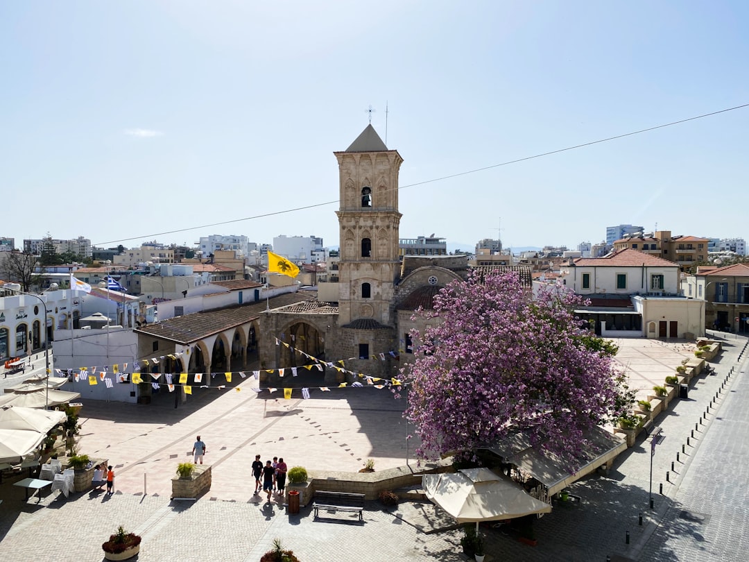 découvrez chypre, une île méditerranéenne aux plages ensoleillées, à l’histoire fascinante, et à la culture chaleureuse. parfait pour des vacances entre détente et découvertes.