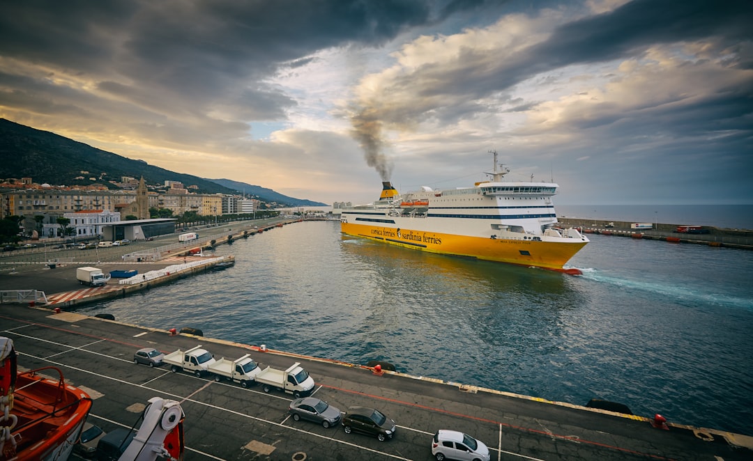 découvrez tout ce qu'il faut savoir sur les ferries : traversées, horaires, compagnies, destinations et conseils pour réserver votre voyage en toute simplicité.
