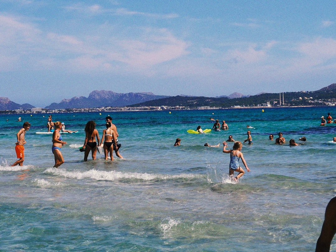 découvrez les meilleures activités à ibiza : plages paradisiaques, sports nautiques, vie nocturne animée et excursions incontournables. profitez pleinement de votre séjour sur l’île des baléares avec notre sélection d’expériences uniques pour tous les goûts.