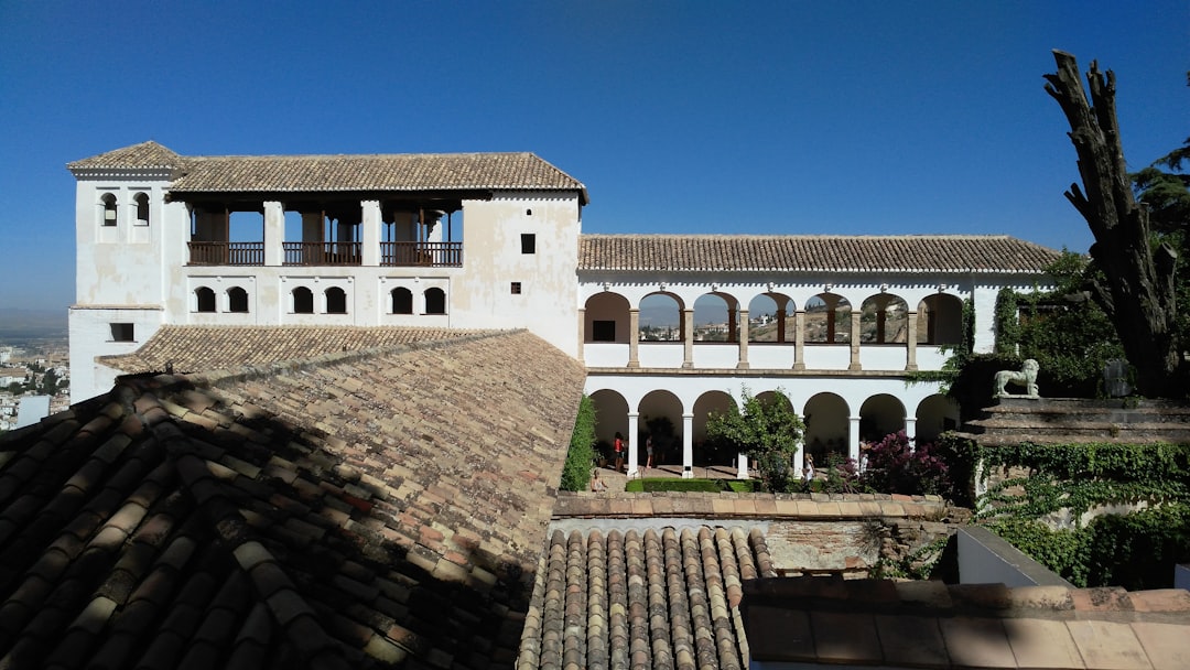 découvrez le monastère des jerónimos à lisbonne, un chef-d'œuvre de l'architecture manuéline classé au patrimoine mondial de l'unesco, symbole de l'histoire portugaise et incontournable lors d'une visite au portugal.