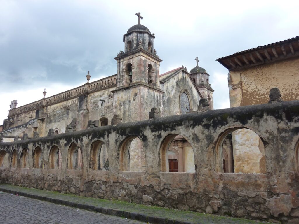 découvrez le monastère des hiéronymites à lisbonne, un chef-d'œuvre de l'architecture manuéline inscrit au patrimoine mondial de l’unesco. histoire, visites et informations pratiques.