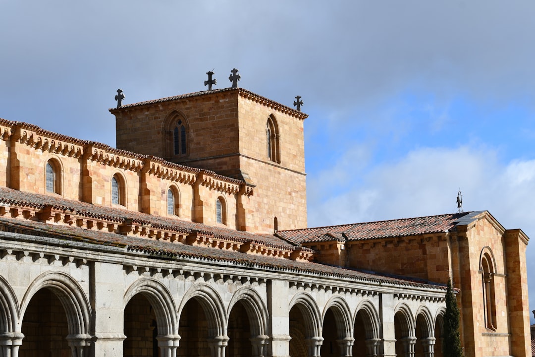 découvrez le monastère des hiéronymites à lisbonne, chef-d'œuvre de l'architecture manuéline inscrit au patrimoine mondial de l’unesco, symbole de l’histoire et de la culture portugaise.