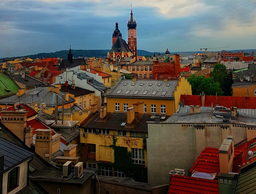 découvrez cracovie, l'une des plus belles villes de pologne, réputée pour sa vieille ville médiévale, son château du wawel et son ambiance authentique. idéale pour un séjour culturel et gastronomique !