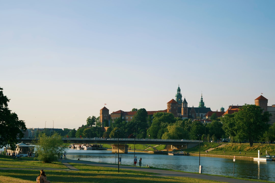 découvrez cracovie, une ville historique de pologne célèbre pour sa vieille ville médiévale, son château du wawel, et son ambiance culturelle unique. explorez ses sites incontournables, sa gastronomie locale et ses traditions authentiques lors de votre séjour à krakow.