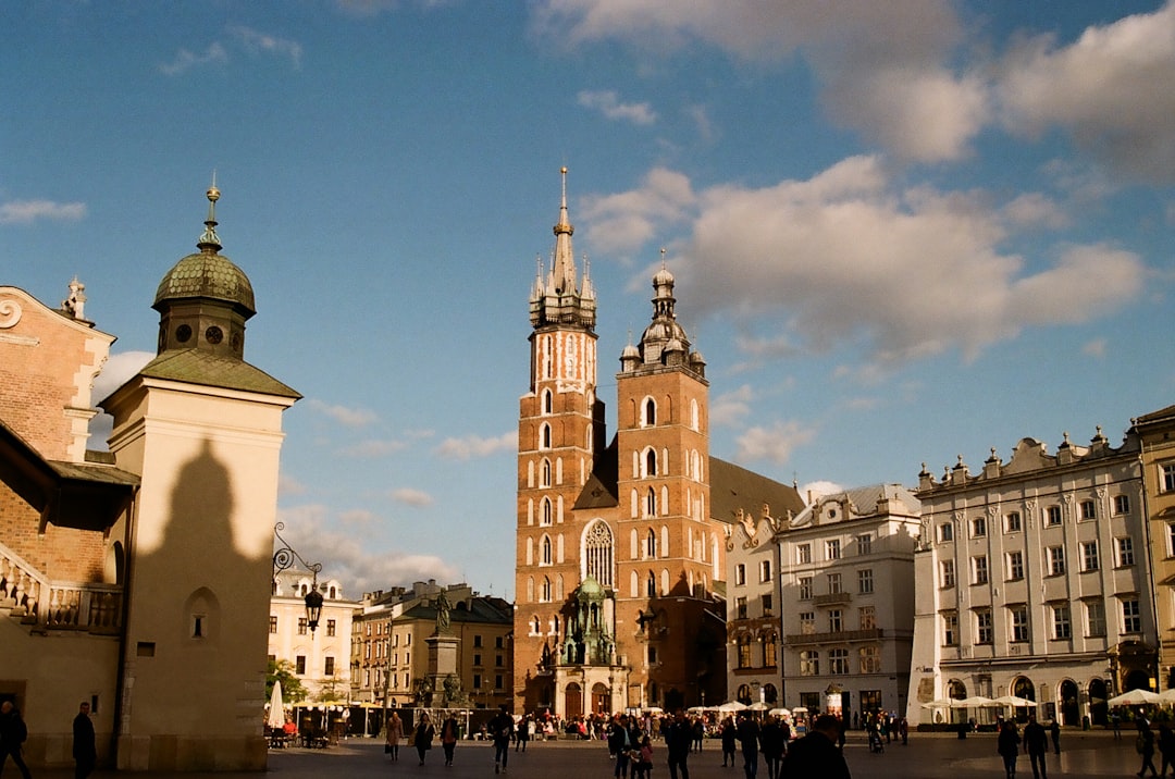 découvrez cracovie, l'une des plus belles villes de pologne : patrimoine historique, vieille ville animée, châteaux, musées, gastronomie locale et ambiance unique vous attendent à krakow.