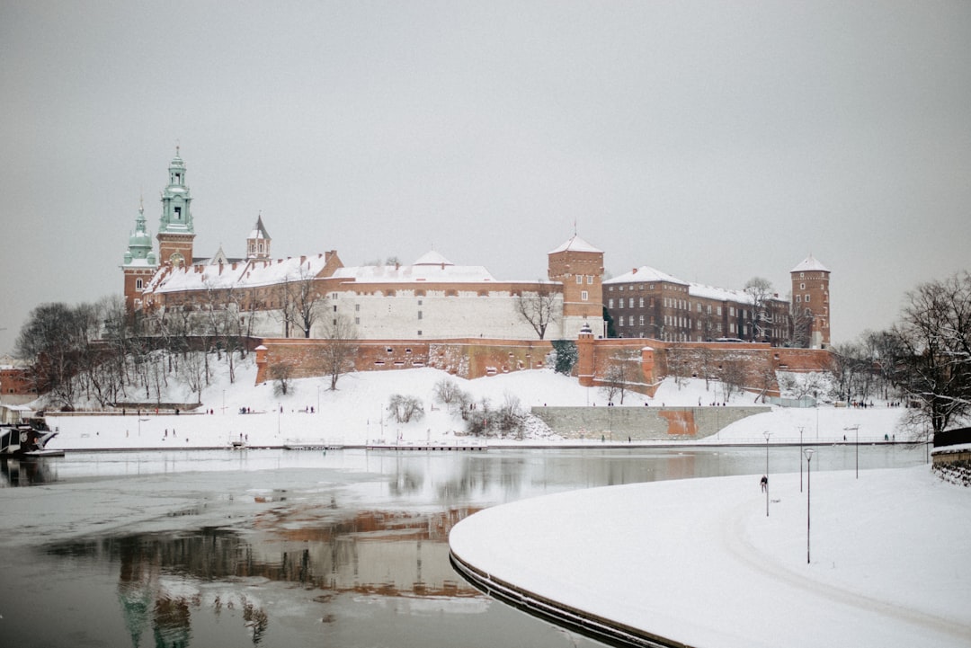 découvrez cracovie, une ville historique de pologne connue pour sa vieille ville médiévale, son château du wawel et sa vie culturelle animée. explorez ses sites incontournables et son ambiance unique.
