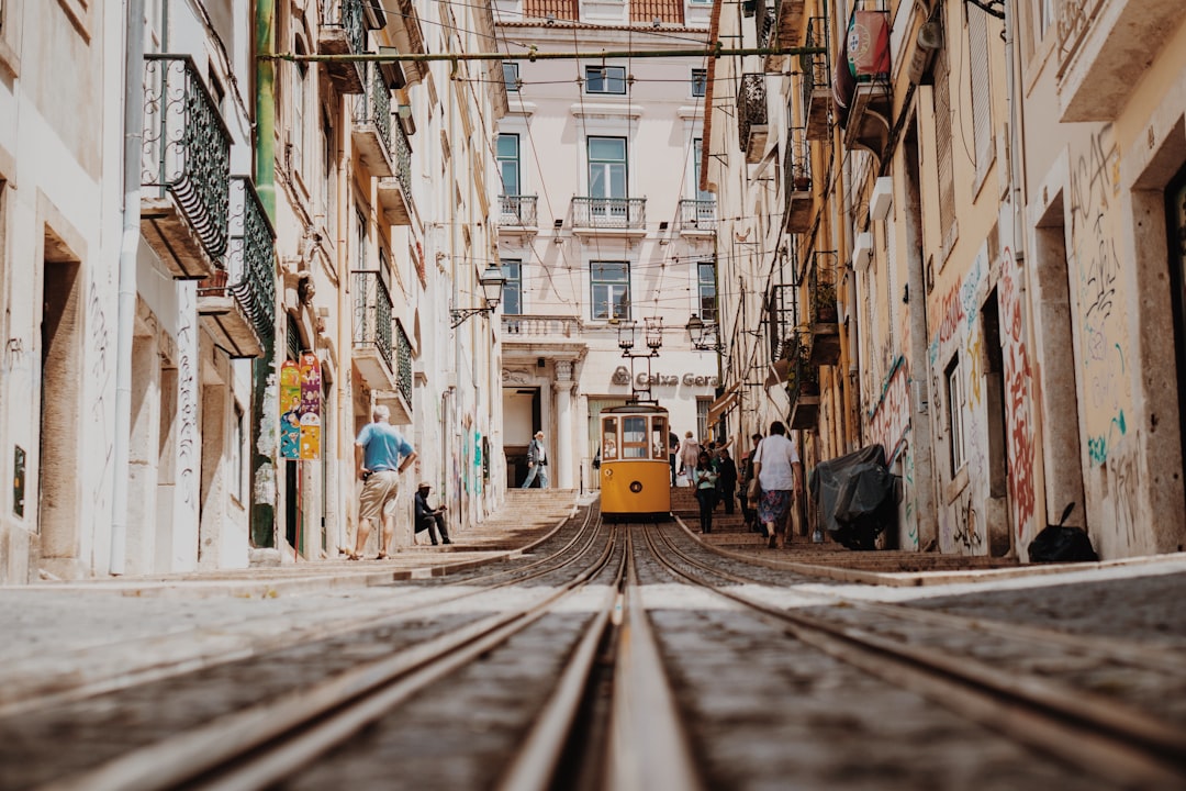 découvrez lisbonne, la capitale du portugal : une ville pleine de charme avec ses ruelles pittoresques, ses monuments historiques et sa délicieuse gastronomie. explorez ses quartiers animés, admirez des vues panoramiques et laissez-vous séduire par l’ambiance unique de cette destination incontournable.