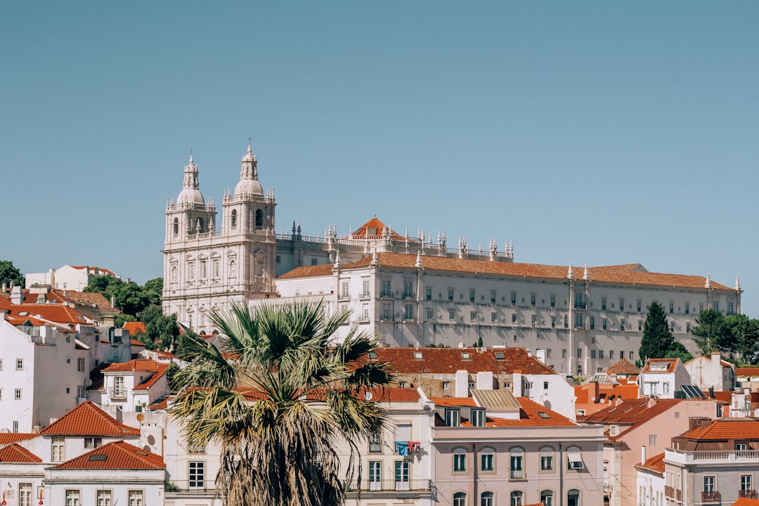 découvrez lisbonne, la capitale du portugal : ses ruelles historiques, ses quartiers animés, sa gastronomie authentique et ses vues magnifiques sur le tage. préparez votre visite pour une expérience inoubliable dans cette ville pleine de charme.