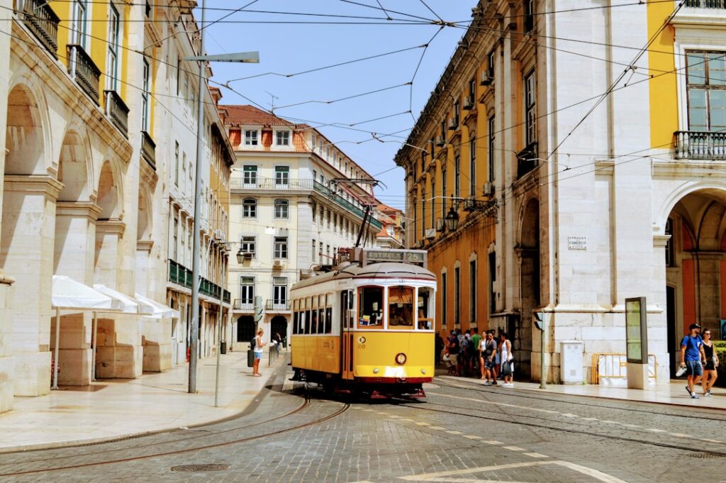découvrez lisbonne, la capitale solaire du portugal : son histoire fascinante, ses quartiers authentiques, ses panoramas à couper le souffle et sa cuisine savoureuse. préparez votre voyage avec nos conseils et astuces pour explorer tous les trésors de lisbonne !