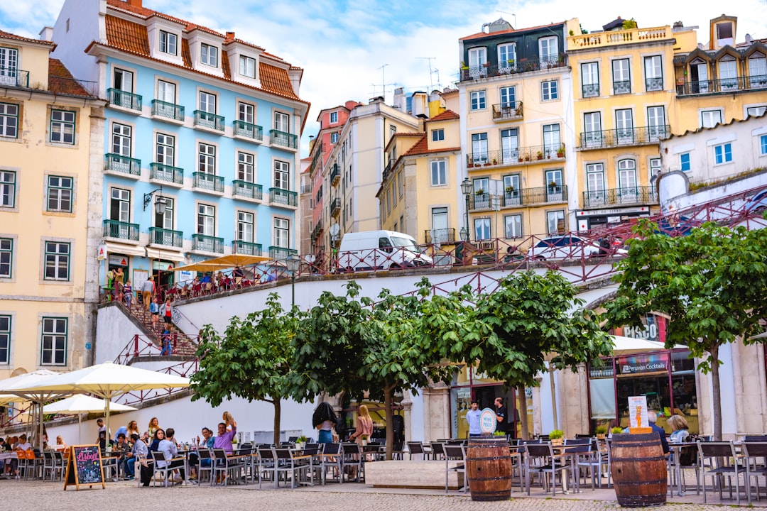 découvrez lisbonne, la capitale du portugal, réputée pour ses quartiers pittoresques, sa cuisine savoureuse, son histoire fascinante et ses panoramas spectaculaires sur le tage. préparez votre voyage à lisbonne avec nos conseils et incontournables.