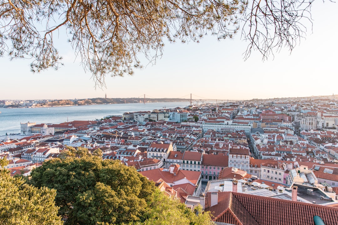 découvrez lisbonne, la capitale portugaise au charme authentique : quartiers historiques, vue sur le tage, gastronomie savoureuse et culture vivante vous attendent pour un séjour inoubliable.
