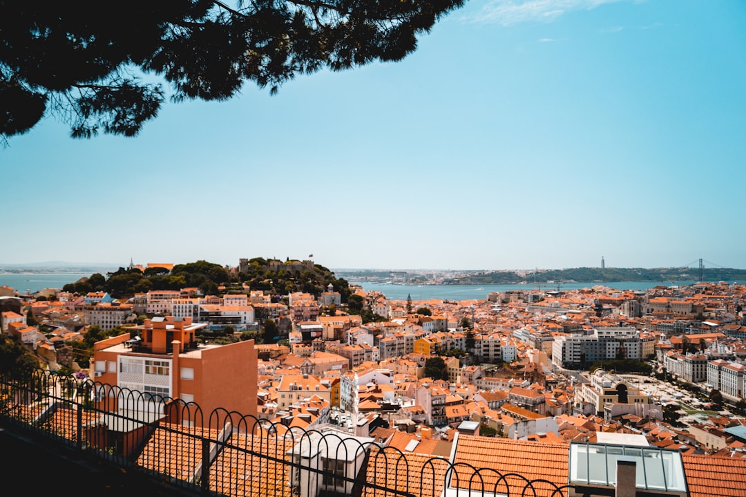 découvrez lisbonne, la capitale du portugal, entre histoire, charme pittoresque et ambiance chaleureuse. explorez ses quartiers typiques, ses monuments emblématiques et savourez la gastronomie locale au cœur d'une ville ensoleillée et animée.