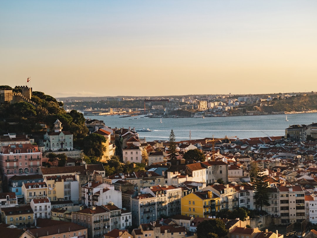 découvrez lisbonne, la capitale envoûtante du portugal : histoire, culture, plages, gastronomie et vie nocturne animée vous attendent dans cette ville aux sept collines !
