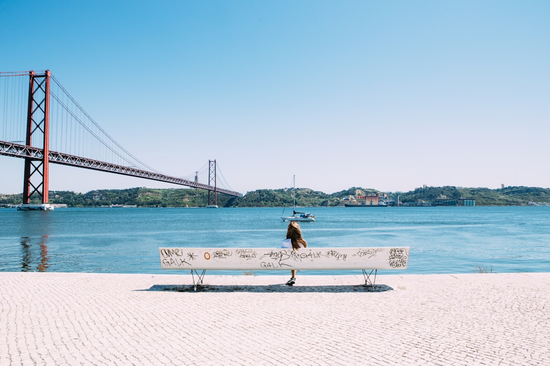 découvrez lisbonne, la capitale du portugal, réputée pour ses ruelles pittoresques, ses monuments historiques et sa gastronomie unique. explorez ses quartiers colorés, admirez ses vues spectaculaires et vivez l'ambiance envoûtante de cette ville ensoleillée.