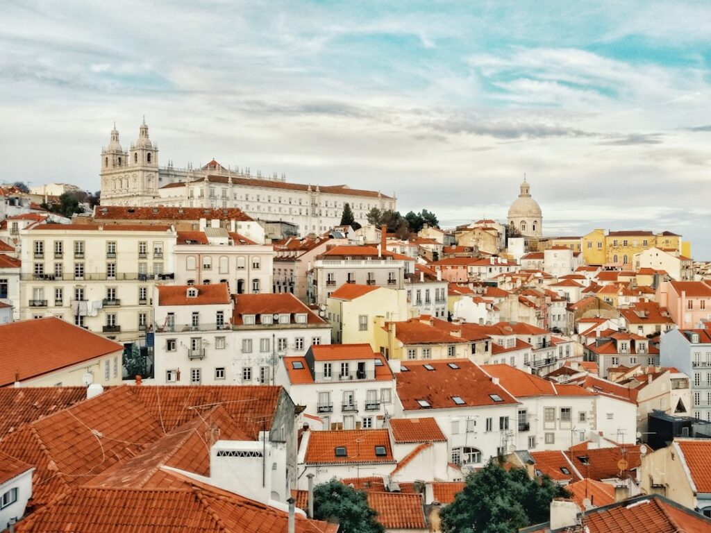 découvrez lisbonne, capitale du portugal, célèbre pour ses collines pittoresques, son riche patrimoine culturel, ses quartiers animés et ses vues imprenables sur le tage. préparez votre voyage et explorez les incontournables de lisbonne !
