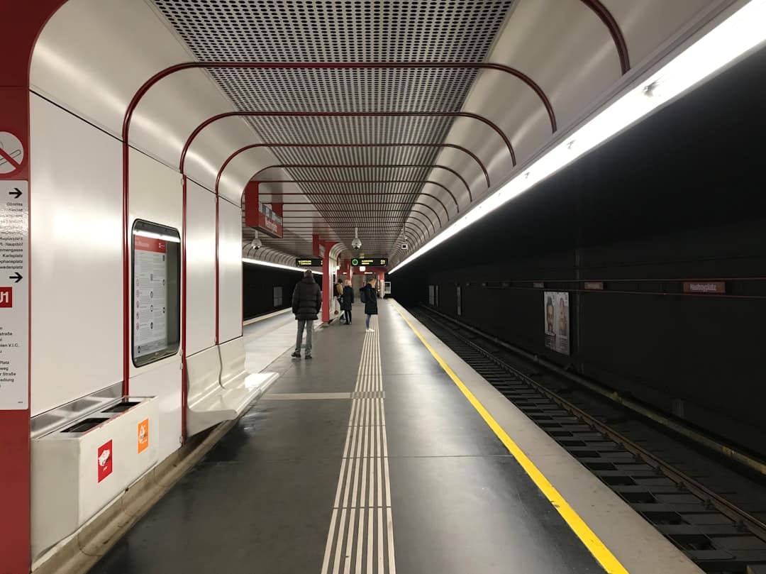 découvrez le métro de rome : un moyen rapide et pratique pour explorer les sites historiques et culturels de la capitale italienne.