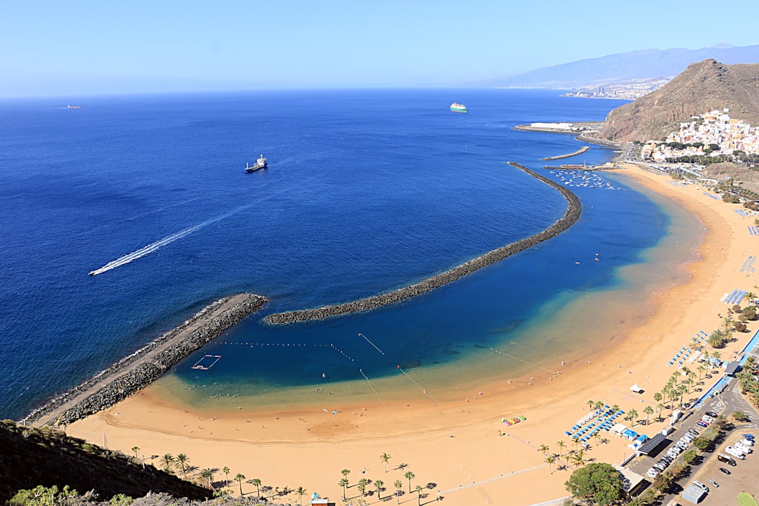 découvrez tenerife en avril : profitez d'un climat agréable, de plages ensoleillées et d'activités culturelles pour des vacances inoubliables.