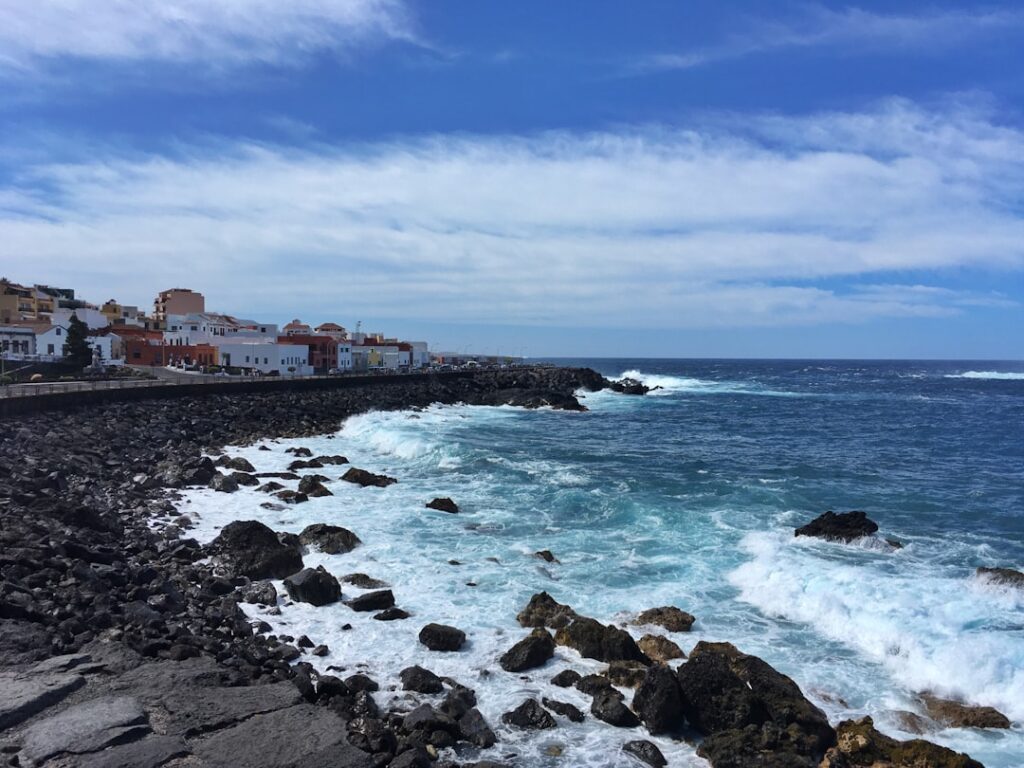 découvrez tenerife en avril : climat agréable, plages magnifiques et événements locaux pour un séjour inoubliable.