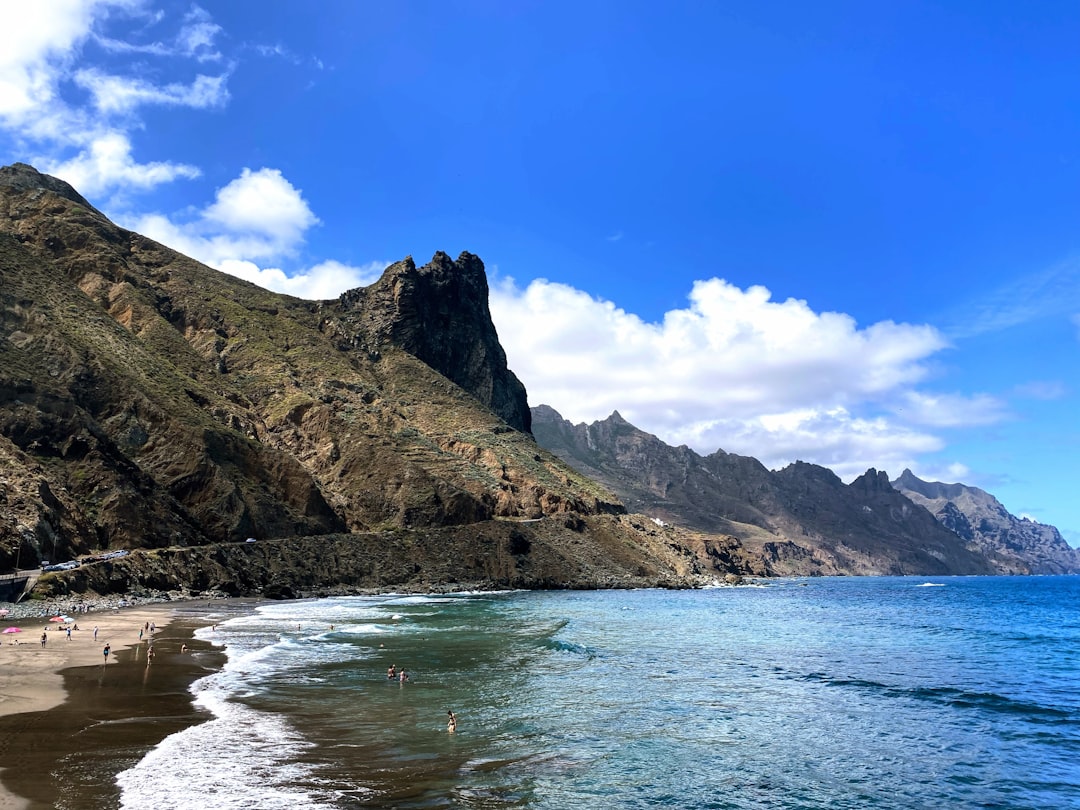 découvrez tenerife en avril : climat idéal, plages magnifiques, festivals culturels et activités de plein air pour des vacances inoubliables.