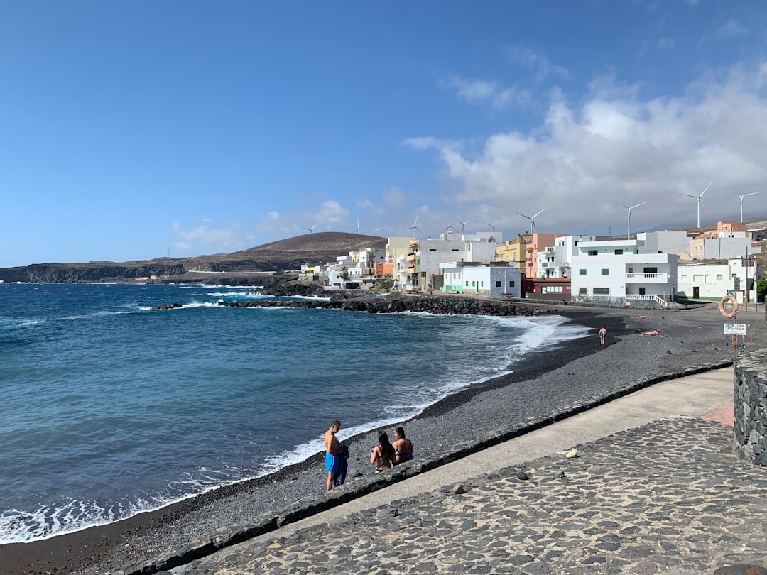 découvrez tenerife en avril : climat agréable, plages ensoleillées et activités incontournables pour un séjour parfait au printemps.