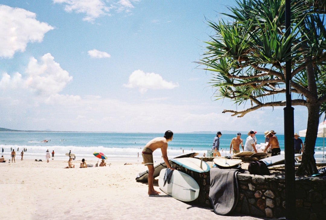 découvrez les plages tropicales paradisiaques avec leurs eaux cristallines, sables blancs et paysages exotiques pour des vacances inoubliables.