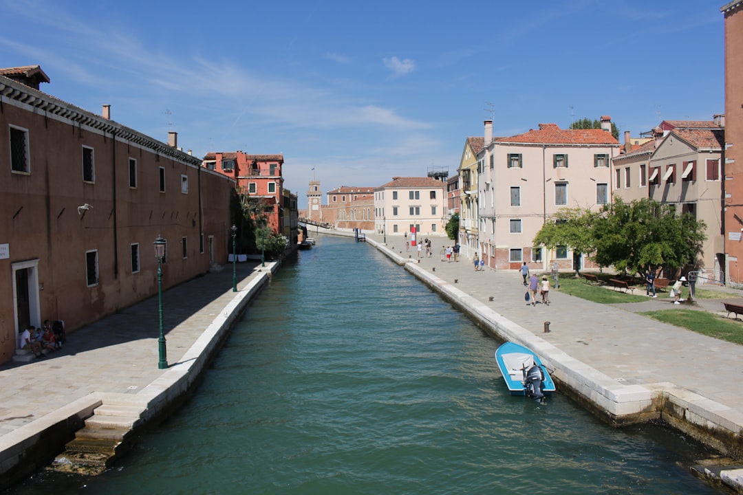 découvrez le venice pass, votre accès privilégié aux principales attractions de venise. profitez d’entrées rapides, d’offres exclusives et explorez la sérénissime sans contrainte. parfait pour optimiser votre séjour !