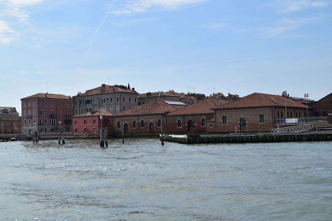 découvrez le venice pass : votre accès privilégié pour explorer les sites incontournables de venise, éviter les files d’attente et profiter de réductions exclusives sur les principales attractions de la ville.