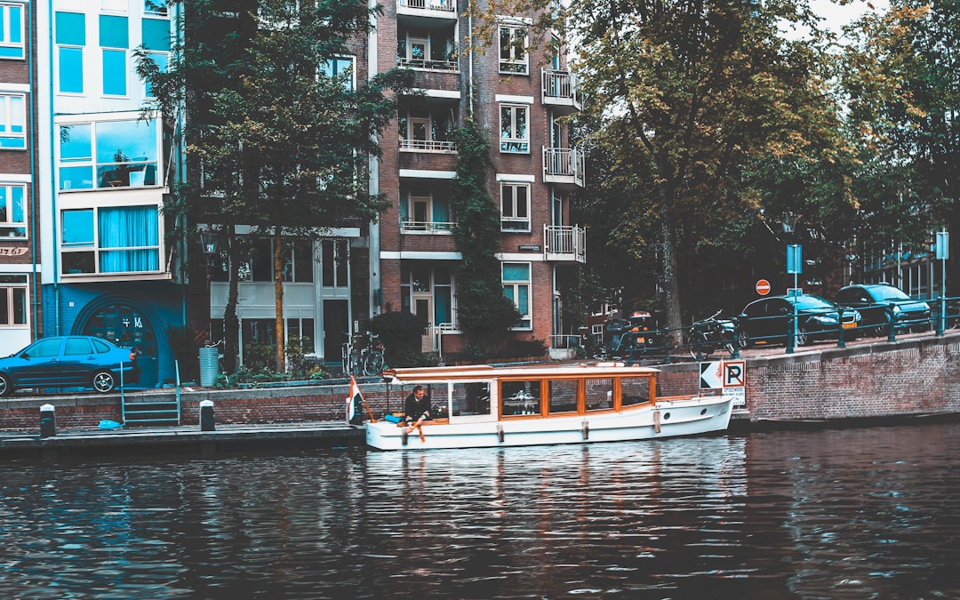 découvrez notre itinéraire complet pour visiter amsterdam, avec les meilleurs sites à voir, activités incontournables, et conseils pratiques pour un séjour réussi.