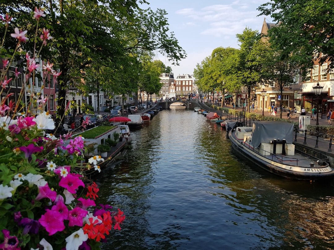 découvrez un itinéraire complet pour explorer amsterdam, incluant les incontournables, les meilleures activités et conseils pour un séjour inoubliable dans la capitale néerlandaise.