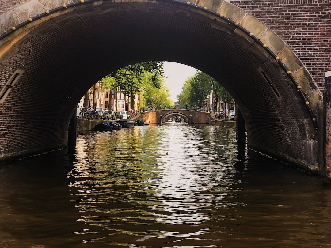 découvrez notre itinéraire complet pour visiter amsterdam, avec les meilleures attractions, conseils pratiques et astuces pour un séjour inoubliable.