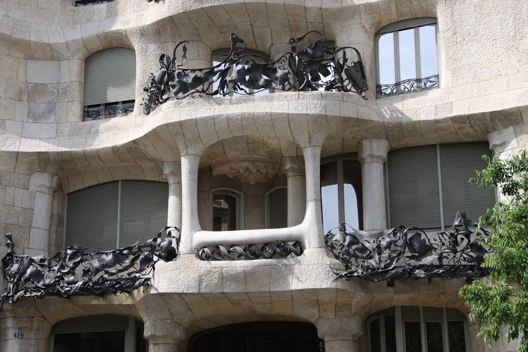 découvrez les meilleures options d'hébergement à barcelone, des hôtels confortables aux appartements charmants, pour un séjour inoubliable au cœur de la ville.