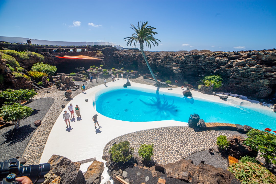 découvrez les meilleures options d'hébergement à lanzarote, des hôtels de charme aux locations de vacances, pour un séjour inoubliable sur cette île volcanique.