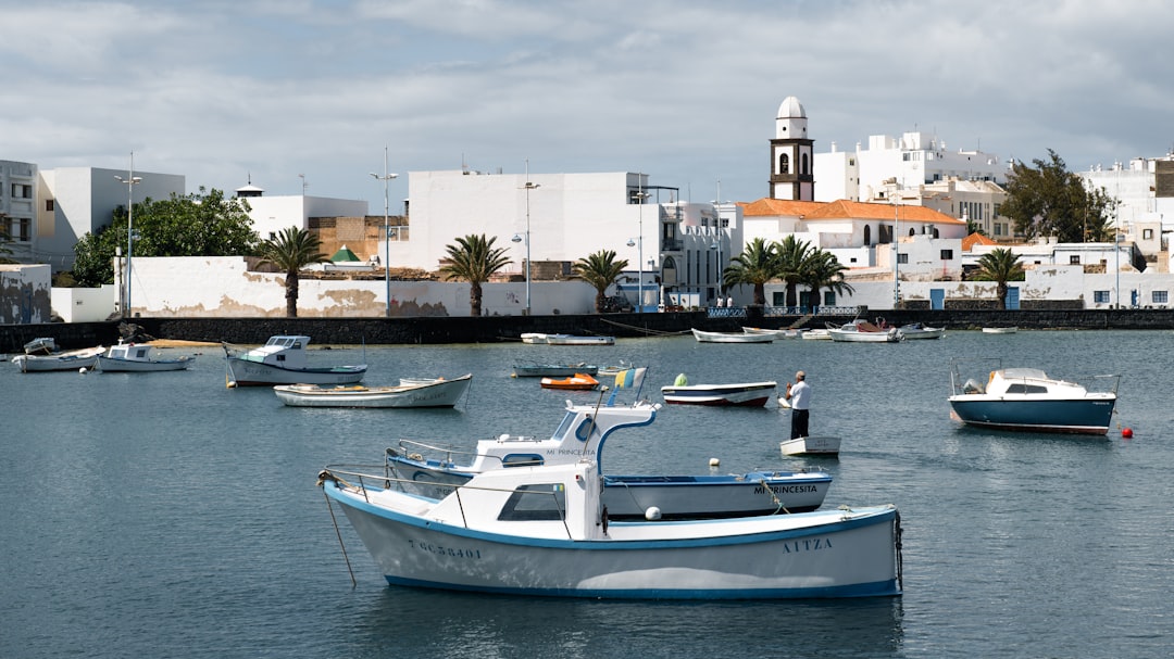 découvrez les meilleures options d'hébergement à lanzarote, des hôtels confortables aux locations de vacances uniques, pour un séjour inoubliable sur cette île magnifique.