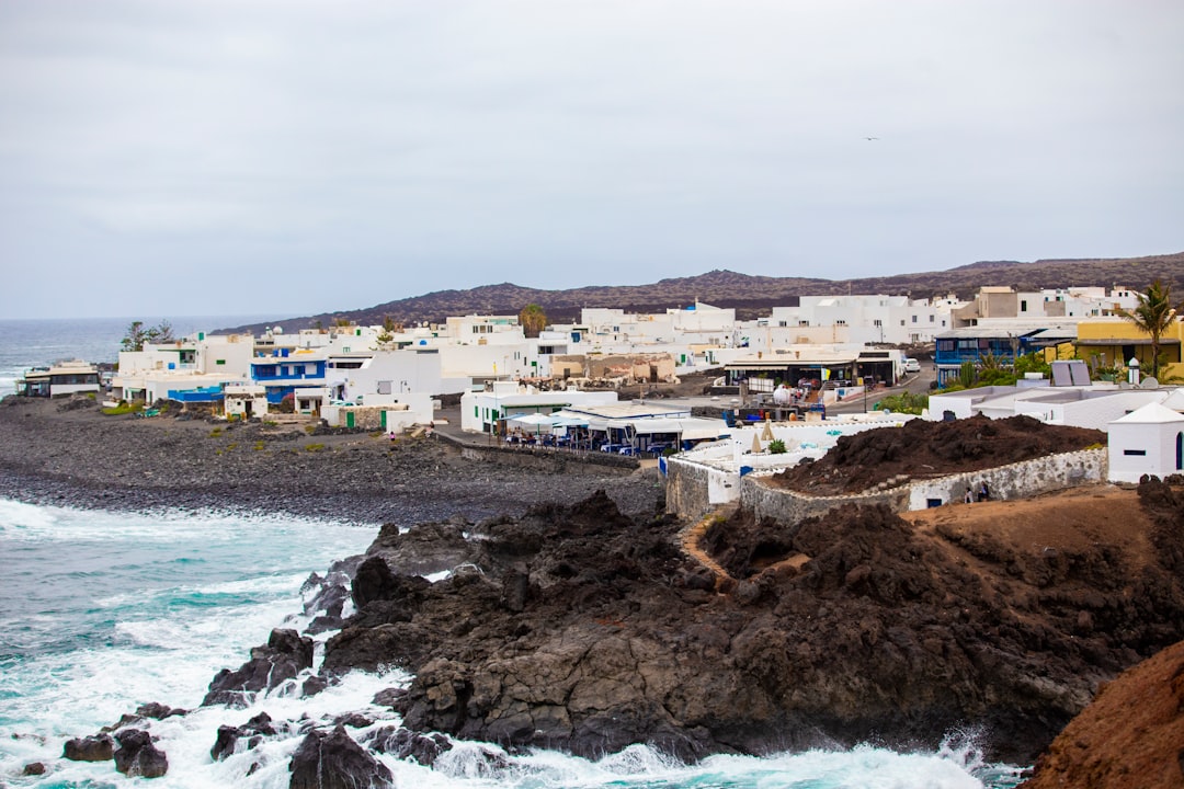 découvrez les meilleures options d'hébergement à lanzarote, des hôtels confortables aux charmantes locations de vacances, pour un séjour inoubliable sur cette île volcanique.