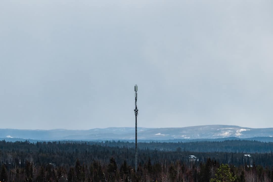 découvrez la laponie finlandaise, une région magique aux paysages enneigés, au père noël, aux aurores boréales et aux activités hivernales inoubliables.