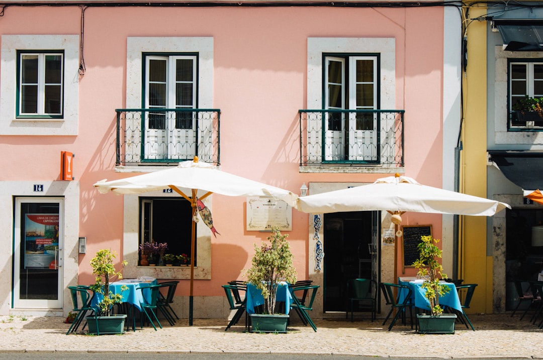découvrez lisbonne, la charmante capitale du portugal, célèbre pour ses quartiers historiques, ses vues panoramiques sur le fleuve tage, sa cuisine délicieuse et son ambiance chaleureuse.